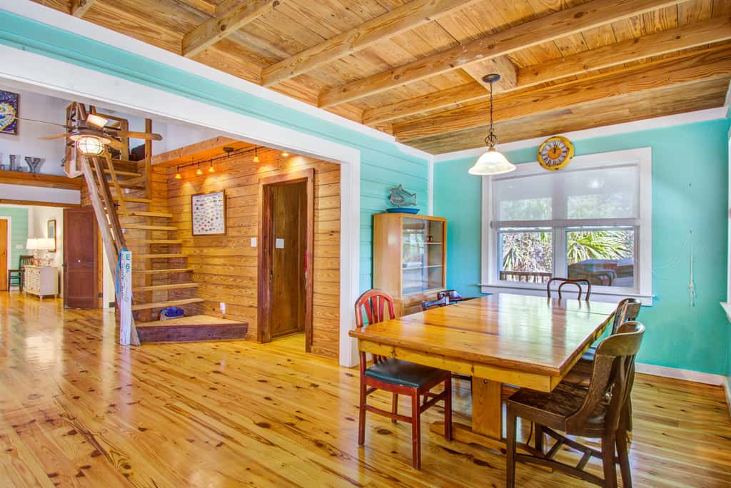 Dog-friendly tropical oasis w/ private deck/ yard - close to beach & everything