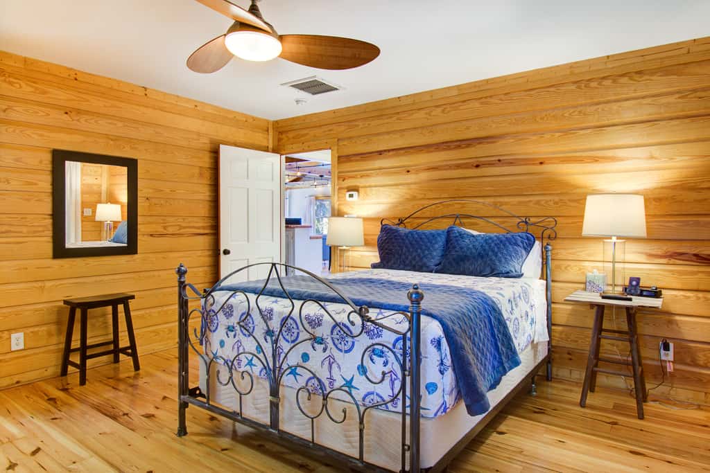 Dog-friendly tropical oasis w/ private deck/ yard - close to beach & everything