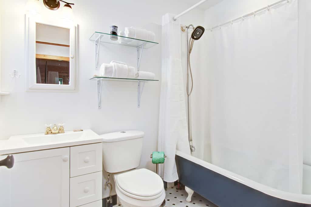 Dog-friendly tropical oasis w/ private deck/ yard - close to beach & everything