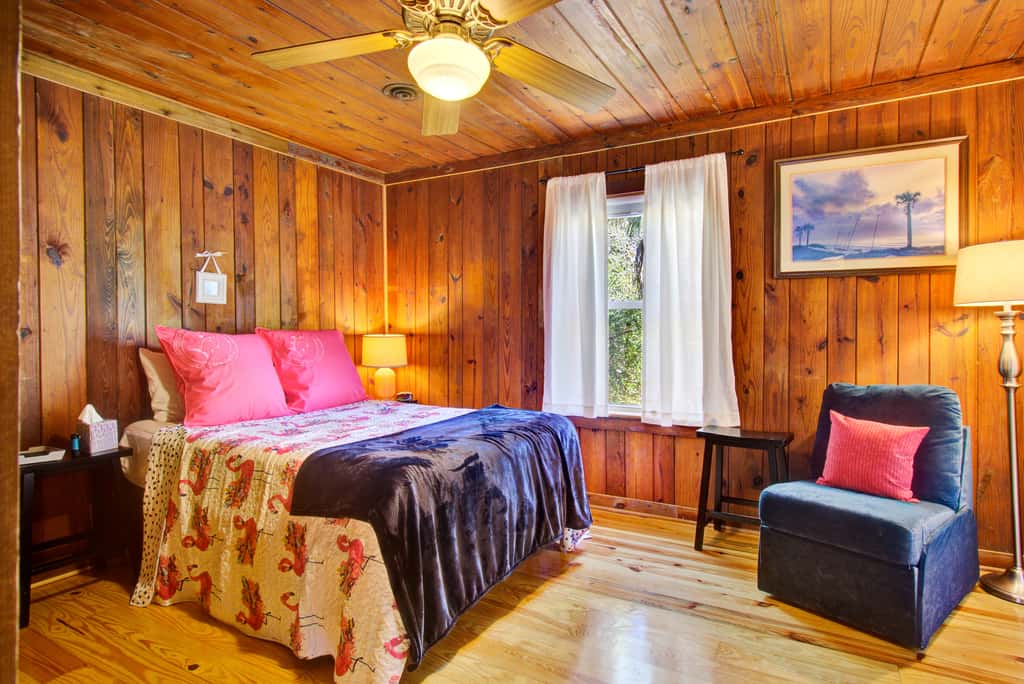 Dog-friendly tropical oasis w/ private deck/ yard - close to beach & everything