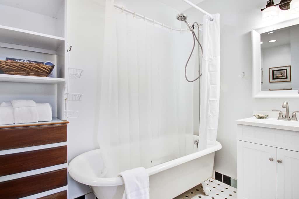 Dog-friendly tropical oasis w/ private deck/ yard - close to beach & everything