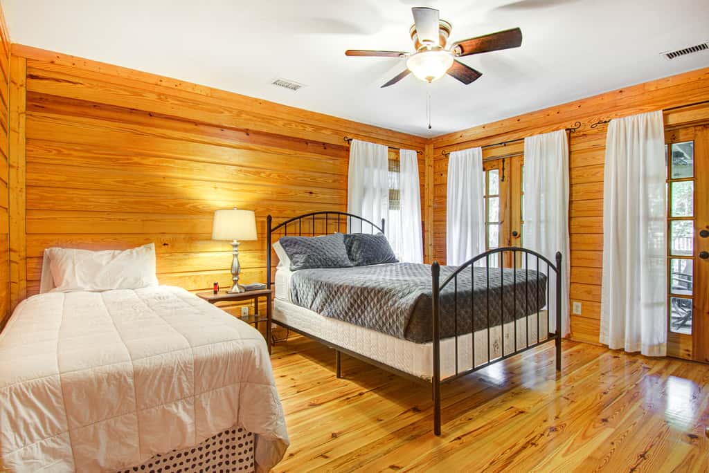 Dog-friendly tropical oasis w/ private deck/ yard - close to beach & everything