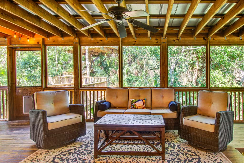Dog-friendly tropical oasis w/ private deck/ yard - close to beach & everything