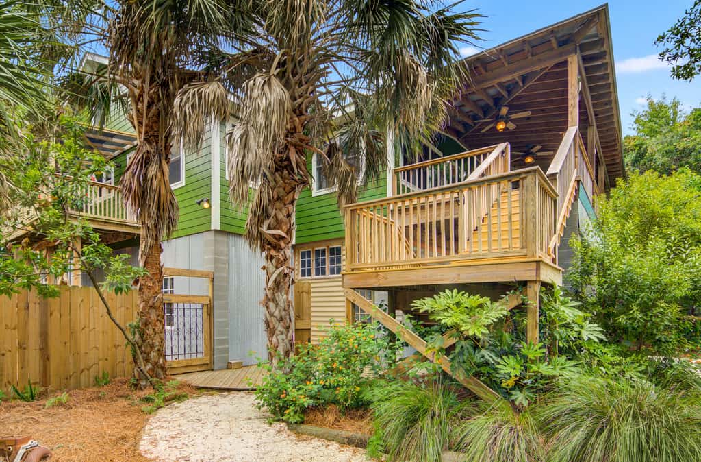 Dog-friendly tropical oasis w/ private deck/ yard - close to beach & everything