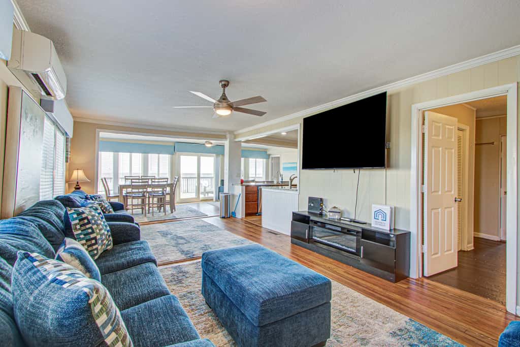 Recently updated Dog-friendly oceanfront home, lots of deck space & game room