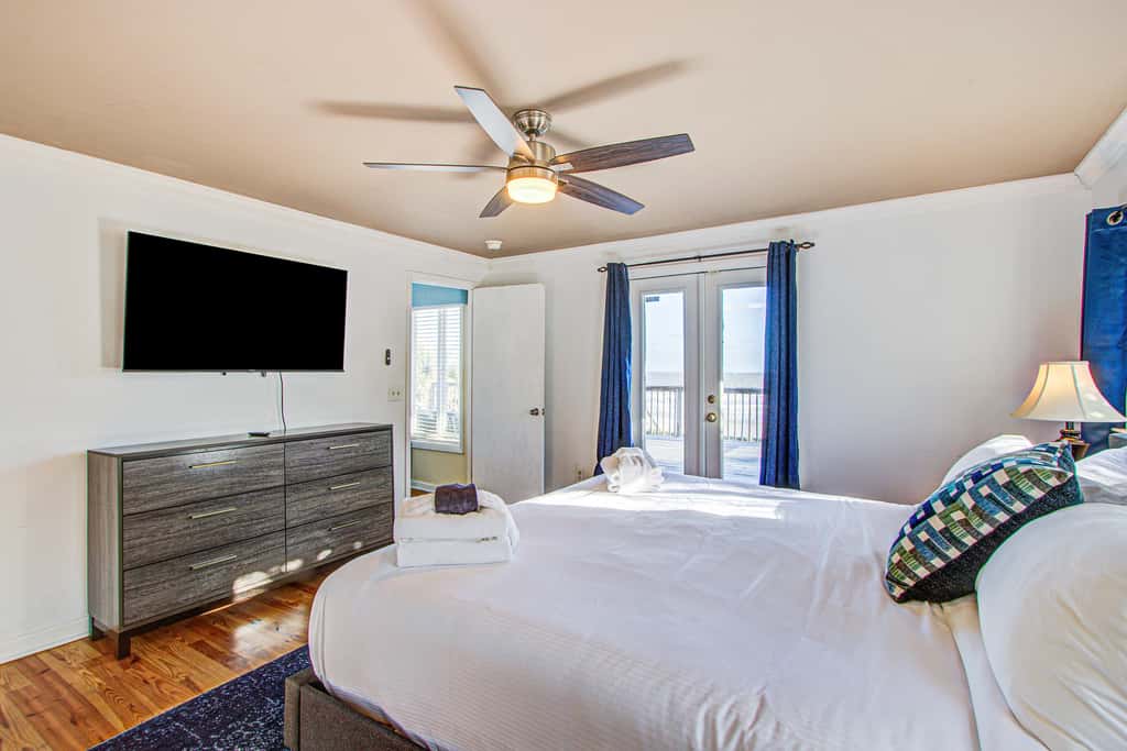 Recently updated Dog-friendly oceanfront home, lots of deck space & game room