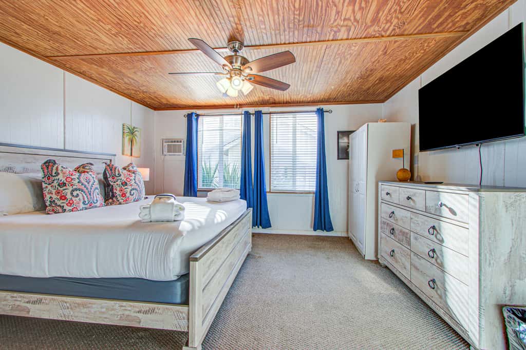 Recently updated Dog-friendly oceanfront home, lots of deck space & game room