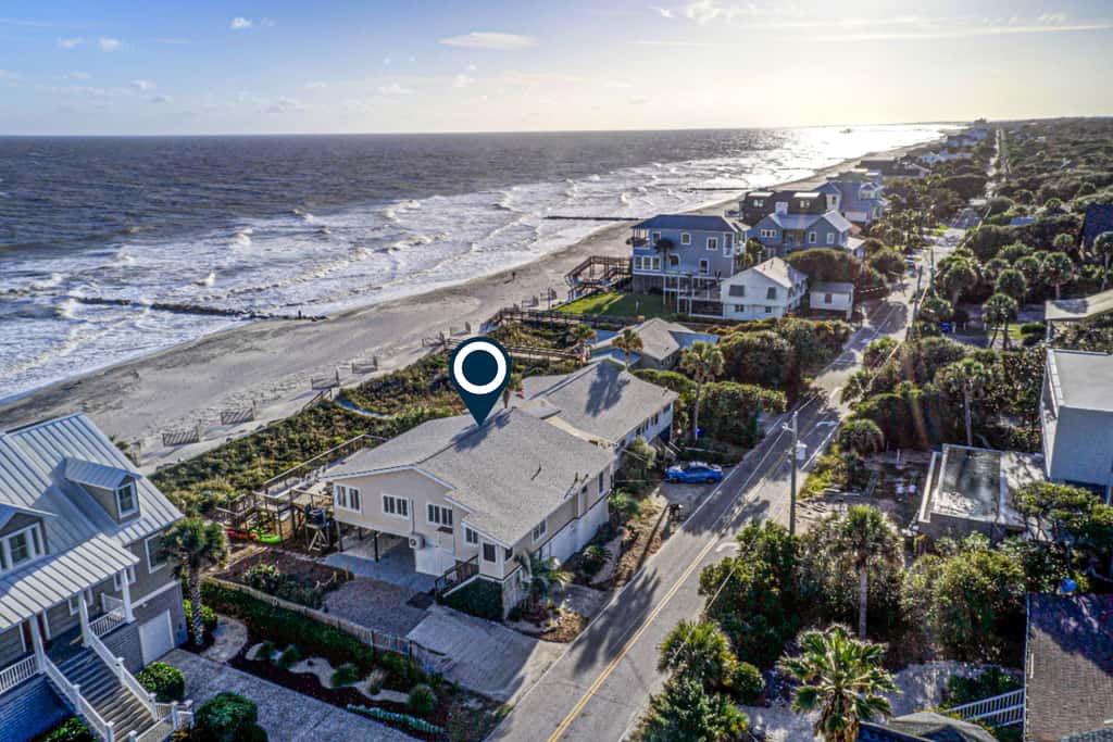 Recently updated Dog-friendly oceanfront home, lots of deck space & game room