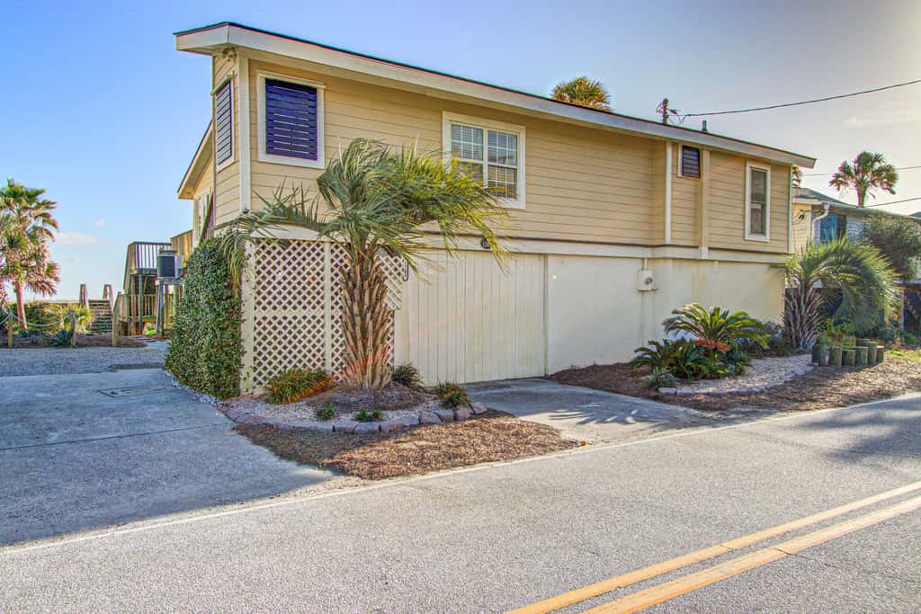 Recently updated Dog-friendly oceanfront home, lots of deck space & game room