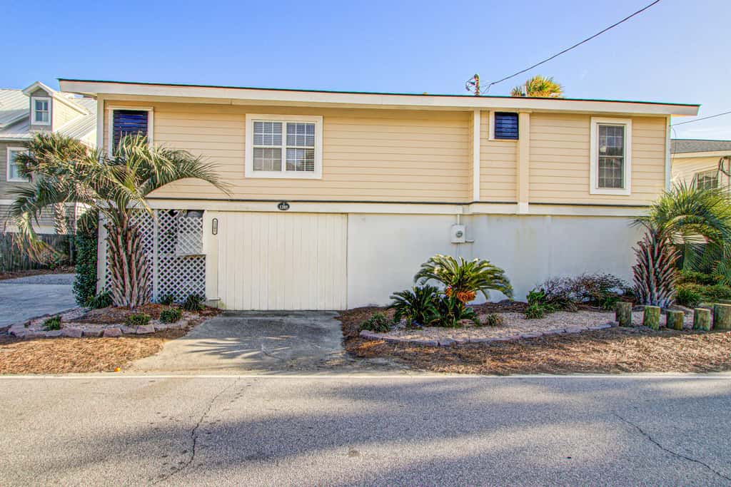 Recently updated Dog-friendly oceanfront home, lots of deck space & game room