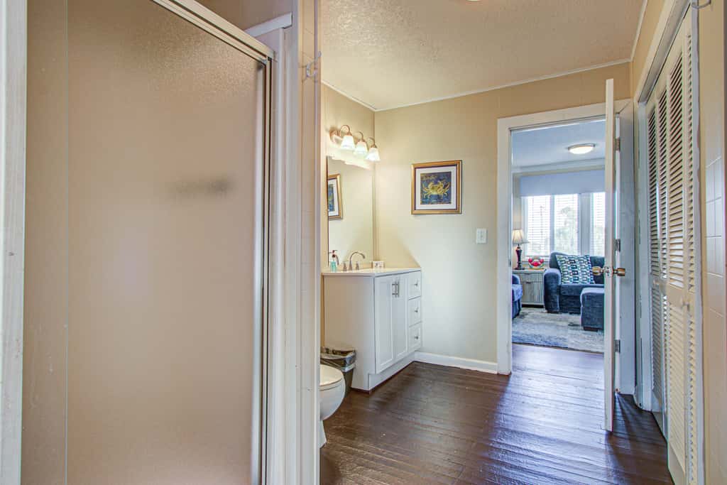 Recently updated Dog-friendly oceanfront home, lots of deck space & game room