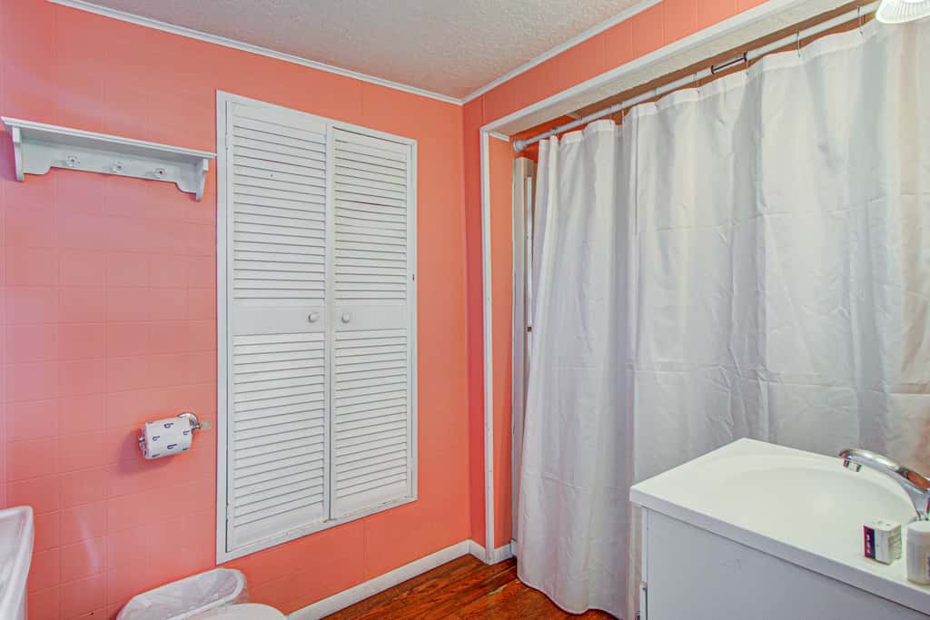 Recently updated Dog-friendly oceanfront home, lots of deck space & game room