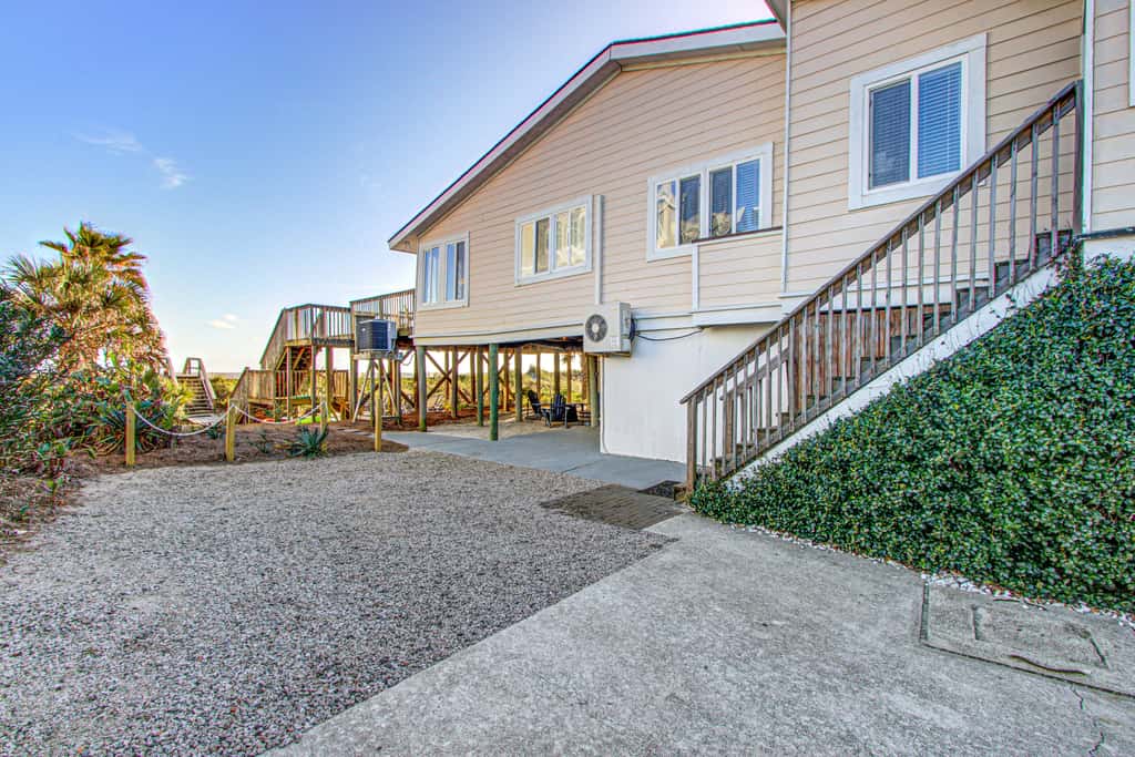 Recently updated Dog-friendly oceanfront home, lots of deck space & game room