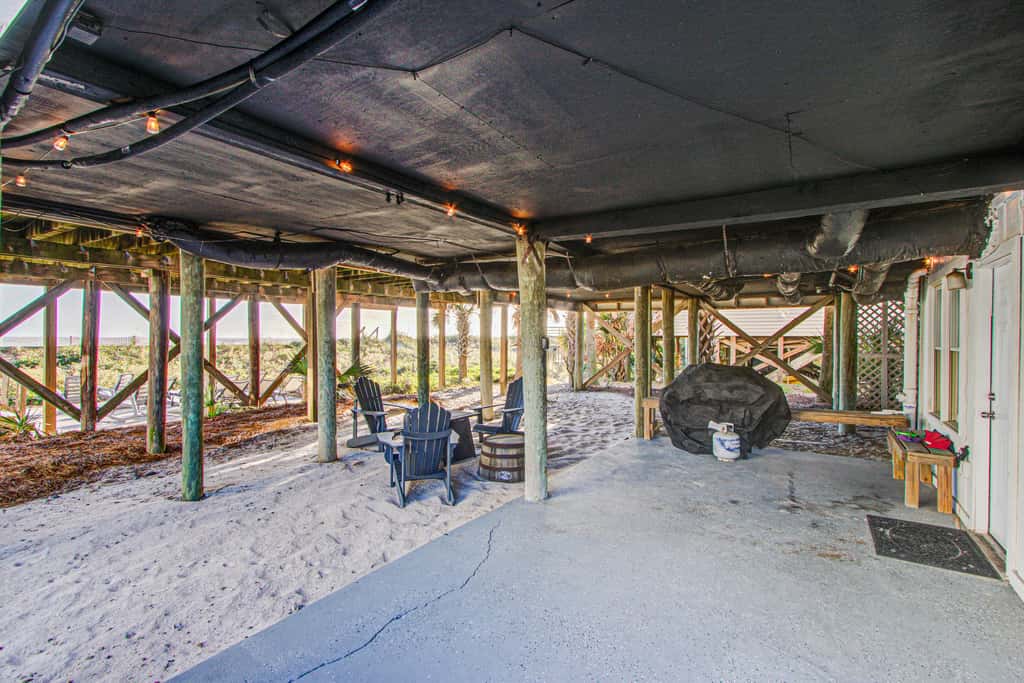 Recently updated Dog-friendly oceanfront home, lots of deck space & game room
