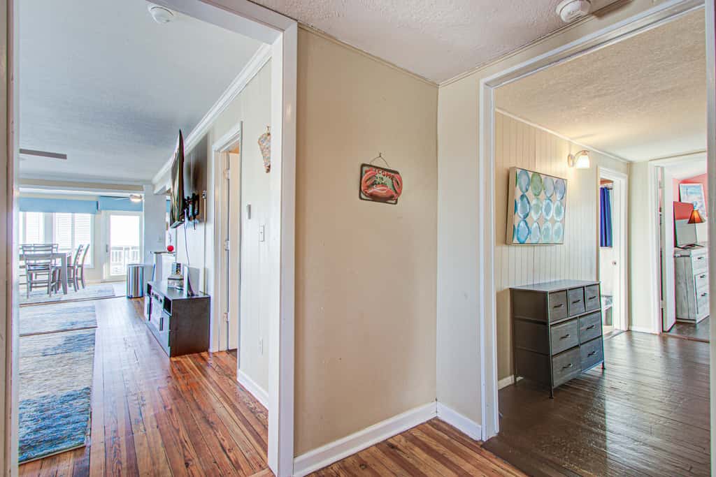 Recently updated Dog-friendly oceanfront home, lots of deck space & game room