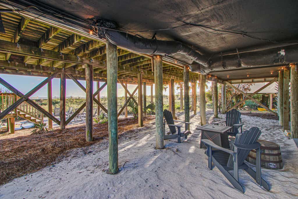 Recently updated Dog-friendly oceanfront home, lots of deck space & game room