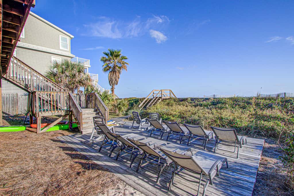 Recently updated Dog-friendly oceanfront home, lots of deck space & game room