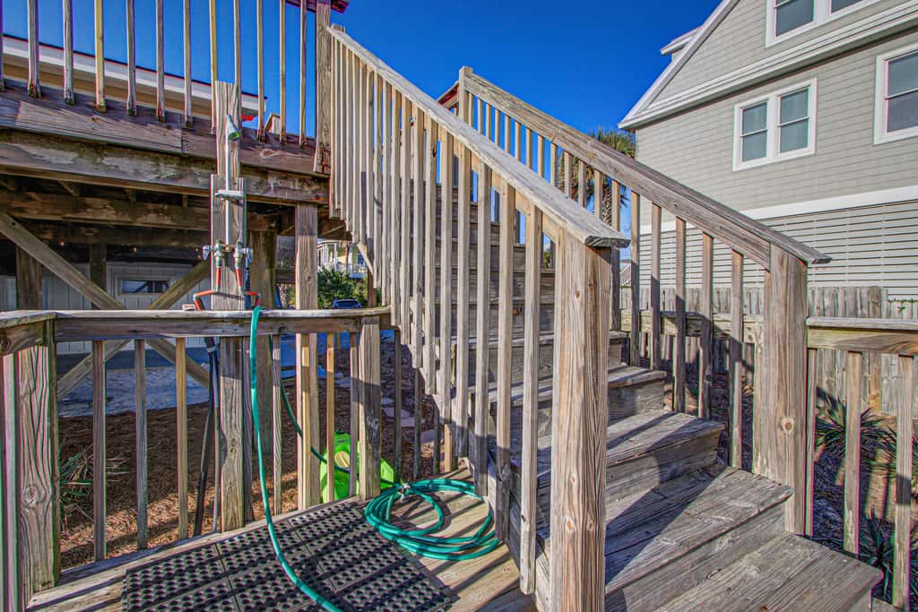 Recently updated Dog-friendly oceanfront home, lots of deck space & game room