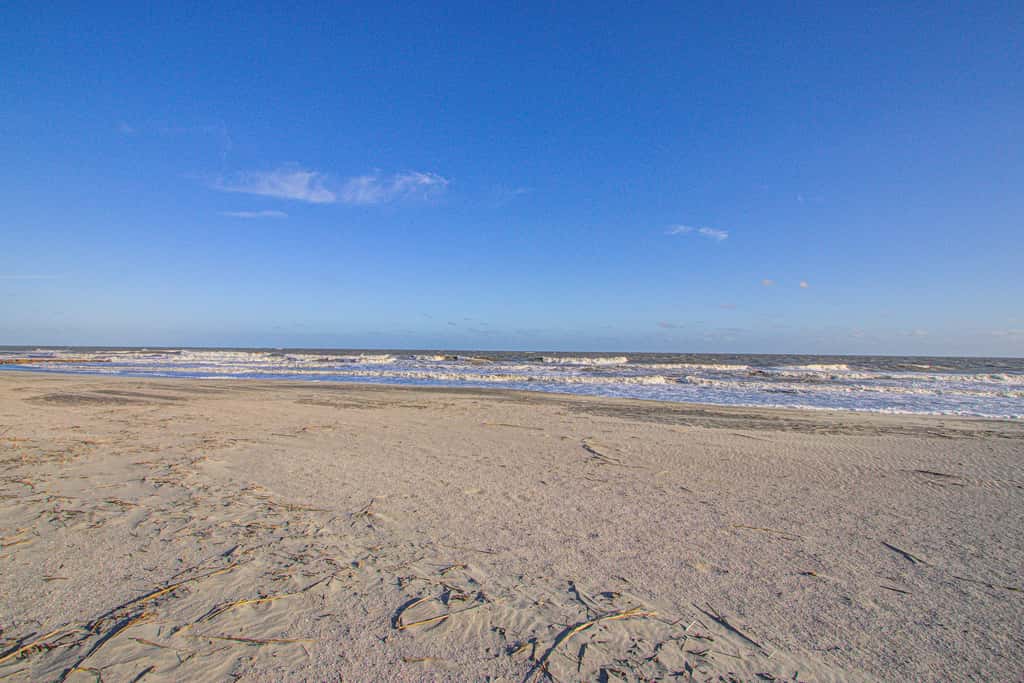 Recently updated Dog-friendly oceanfront home, lots of deck space & game room