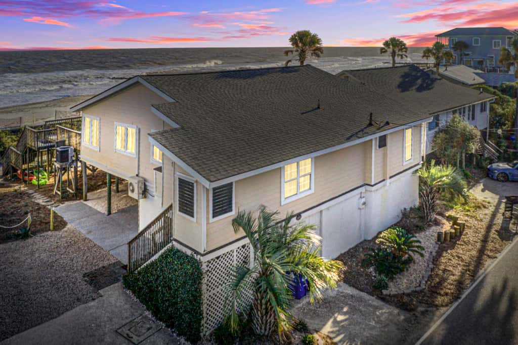 Recently updated Dog-friendly oceanfront home, lots of deck space & game room