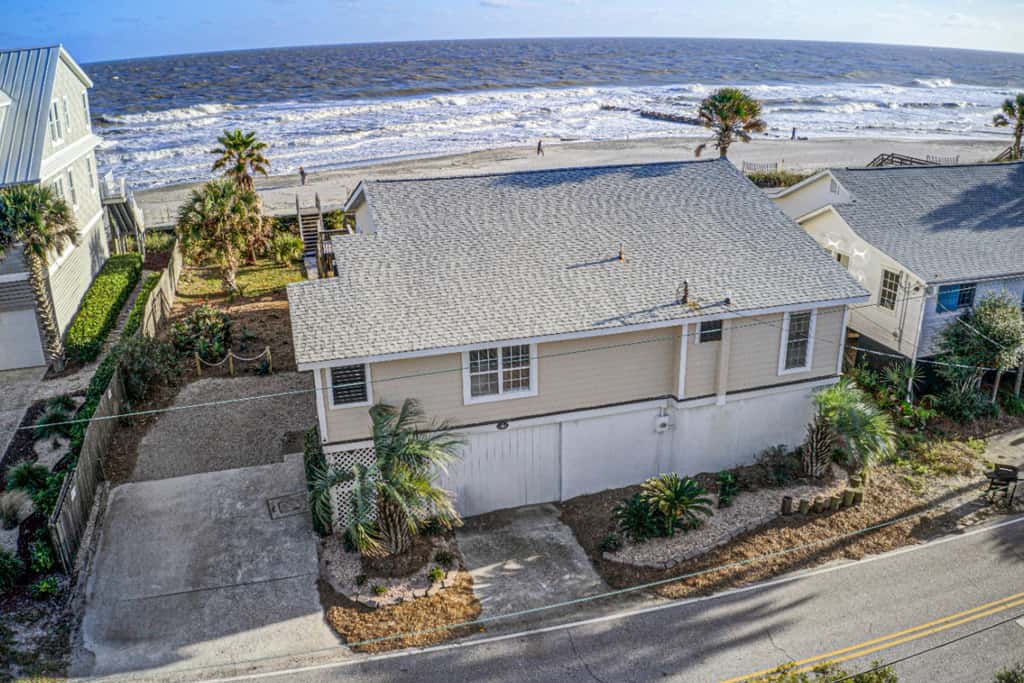Recently updated Dog-friendly oceanfront home, lots of deck space & game room