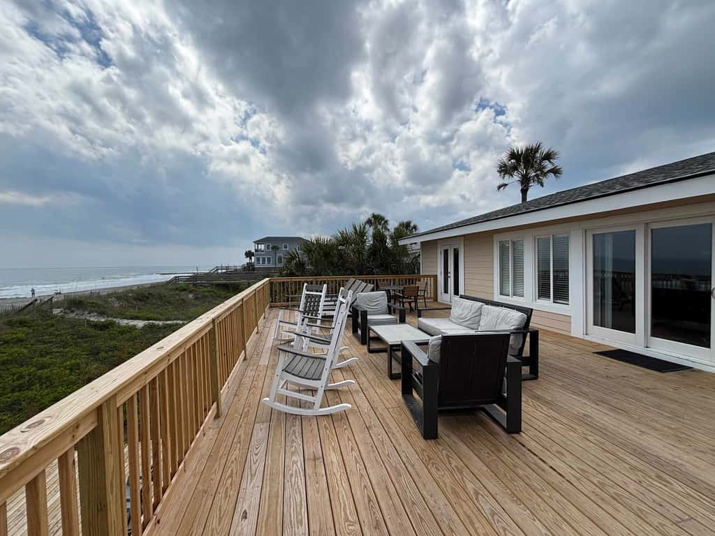 Recently updatedDog-friendly oceanfront home, lots of deck space & game room