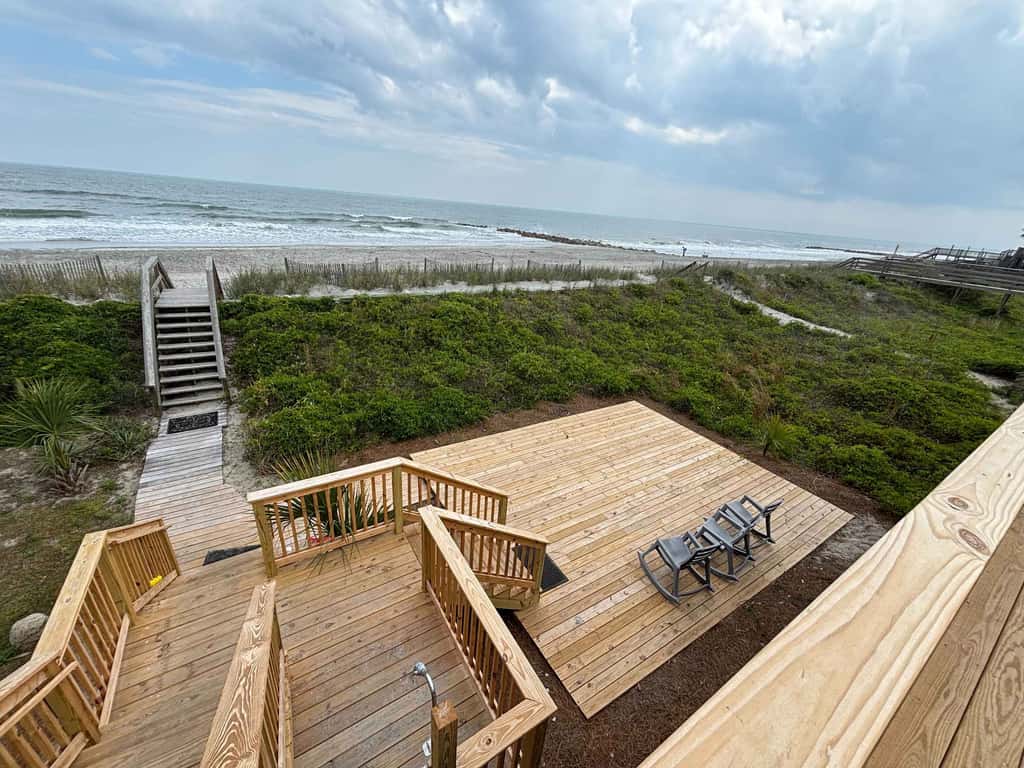 Recently updatedDog-friendly oceanfront home, lots of deck space & game room