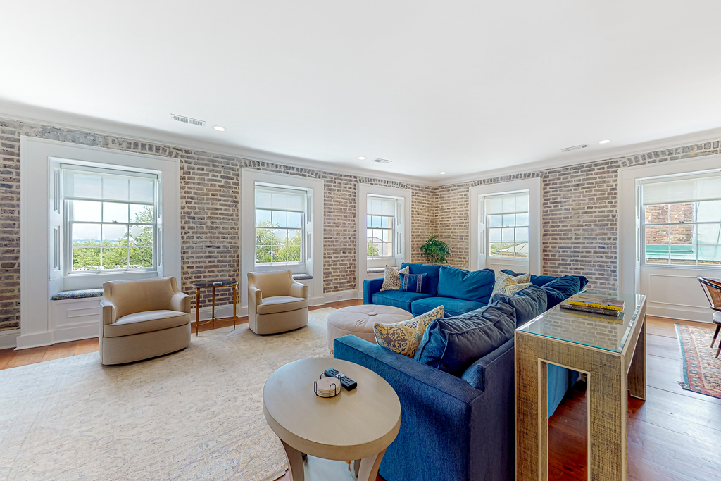 Rainbow Row Pied-À-Terre Condo in Charleston