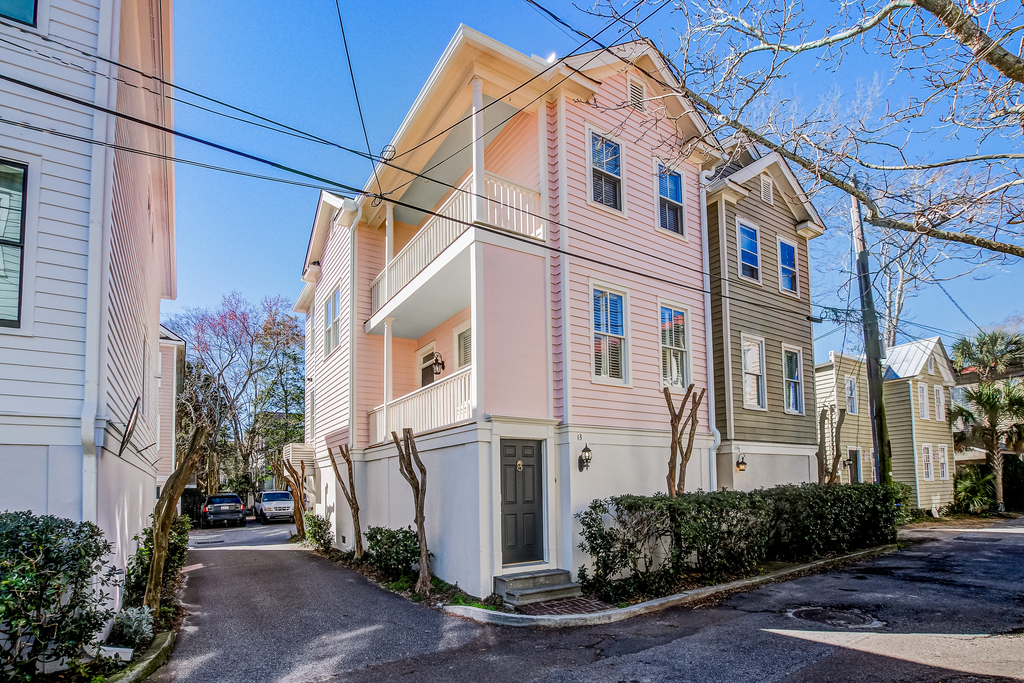2-story downtown Charleston house with balcony, washer/dryer, central AC, WiFi