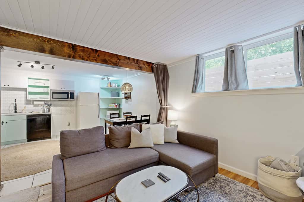 Cozy West Ashley Apartment- Close to shopping and Downtown Charleston