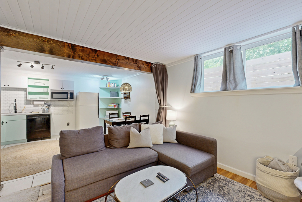 Cozy West Ashley Apartment- Close to shopping and Downtown Charleston