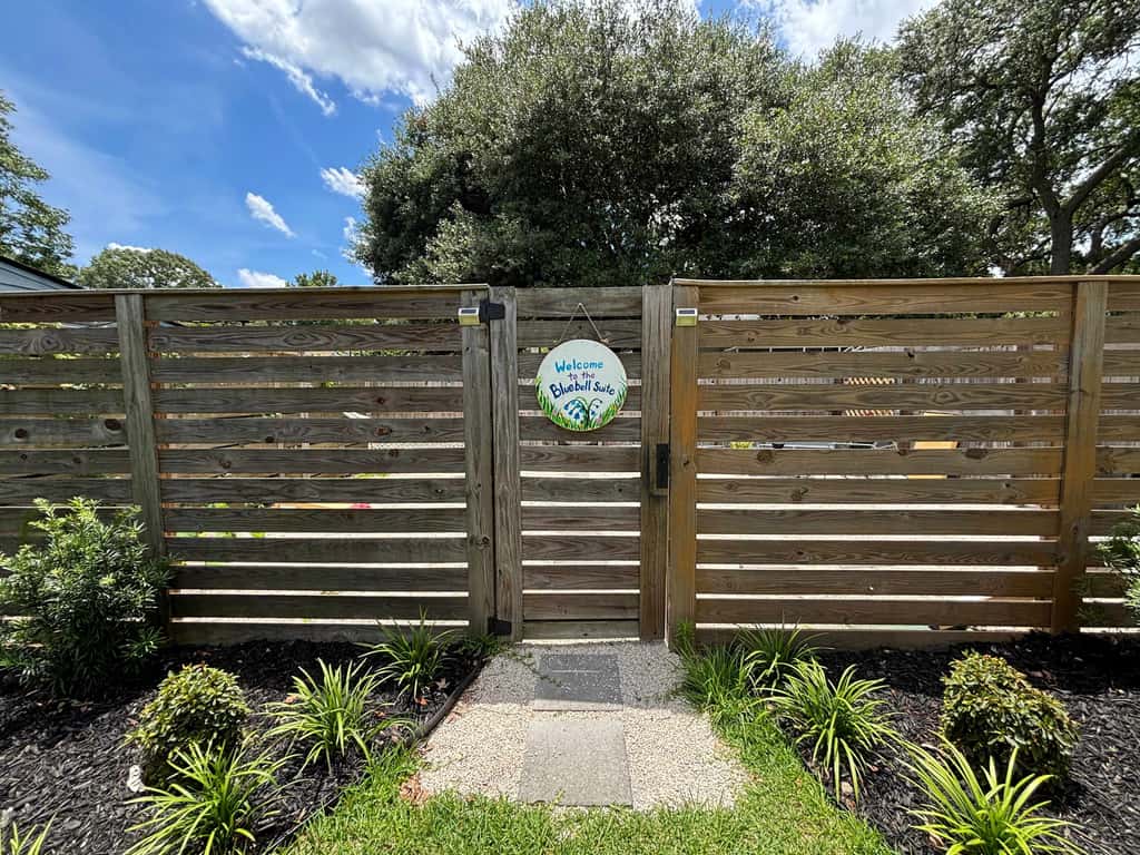 Cozy West Ashley Apartment- Close to shopping and Downtown Charleston