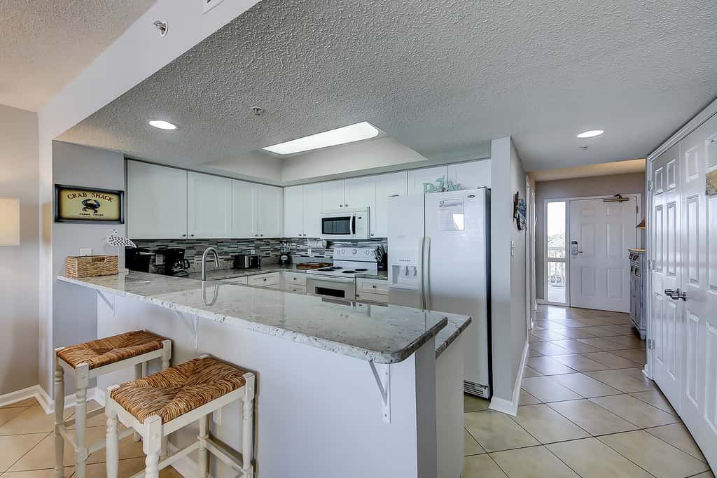 Oceanfront villa with incredible views, balcony & 2 community pools