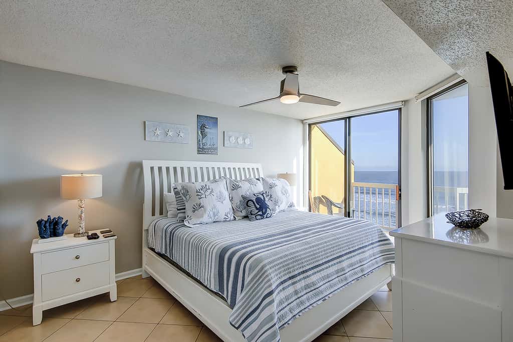 Oceanfront villa with incredible views, balcony & 2 community pools