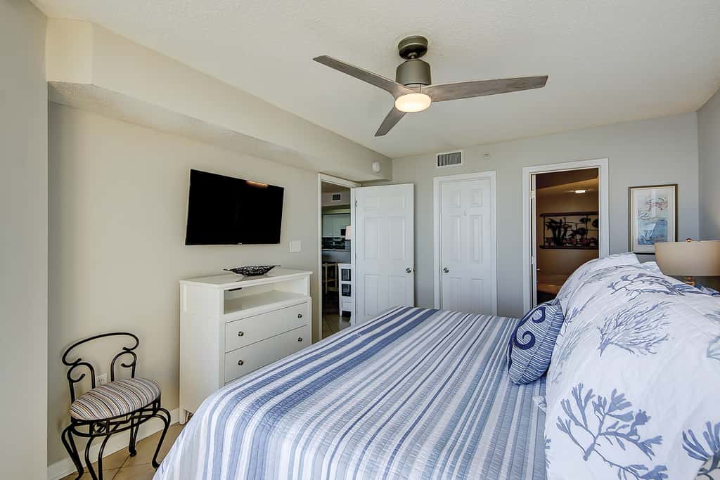 Oceanfront villa with incredible views, balcony & 2 community pools
