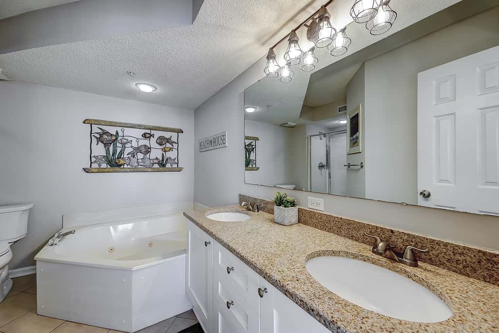 Oceanfront villa with incredible views, balcony & 2 community pools