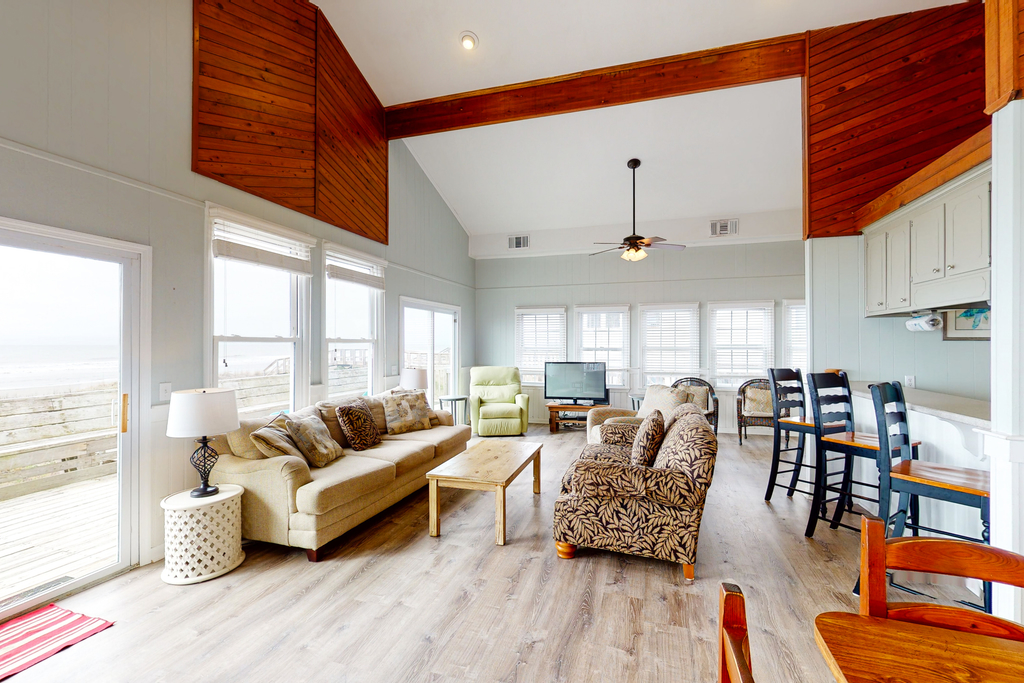 Oceanfront home with WiFi, full kitchen, & deck that spans the side of the home
