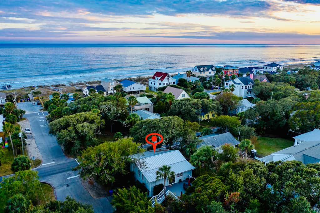 Family-friendly beach cottage w/deck, screened porch, grill