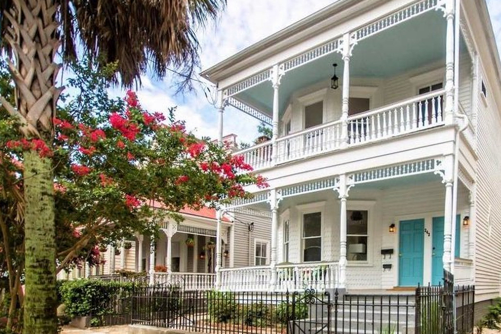 Historic downstairs home in downtown Charleston w/free WiFi - perfect for groups