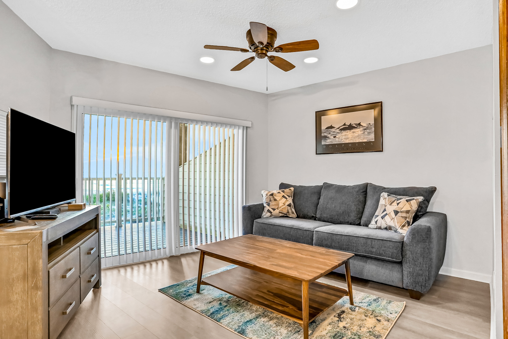 Charming Gulf front condo w/ balcony full kitchen central AC and WD