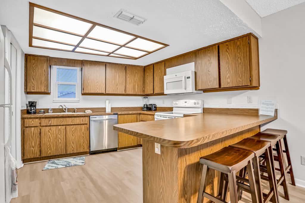 Charming Gulf front condo w/ balcony full kitchen central AC and WD