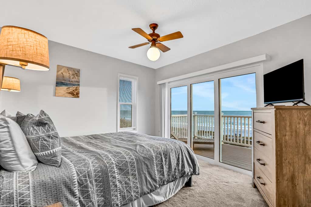 Charming Gulf front condo w/ balcony full kitchen central AC and WD