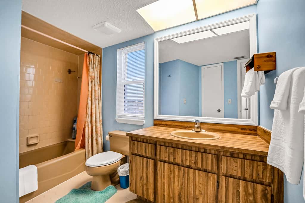 Charming Gulf front condo w/ balcony full kitchen central AC and WD