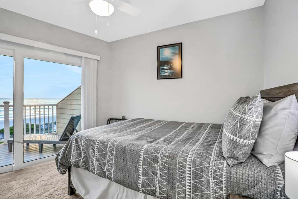 Charming Gulf front condo w/ balcony full kitchen central AC and WD