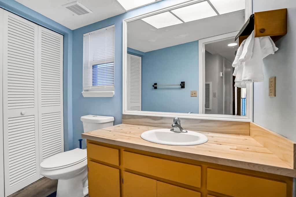 Charming Gulf front condo w/ balcony full kitchen central AC and WD