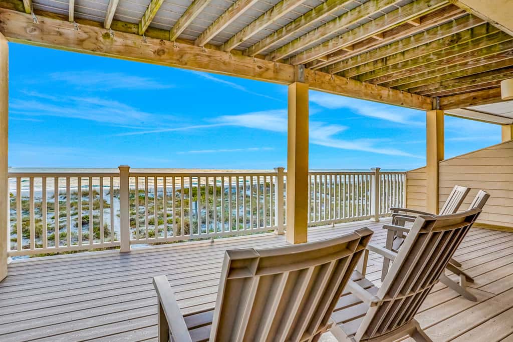 Charming Gulf front condo w/ balcony full kitchen central AC and WD