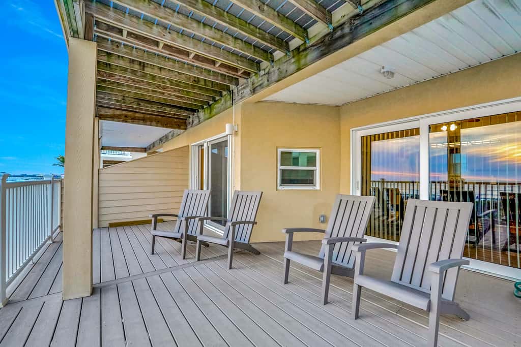 Charming Gulf front condo w/ balcony full kitchen central AC and WD