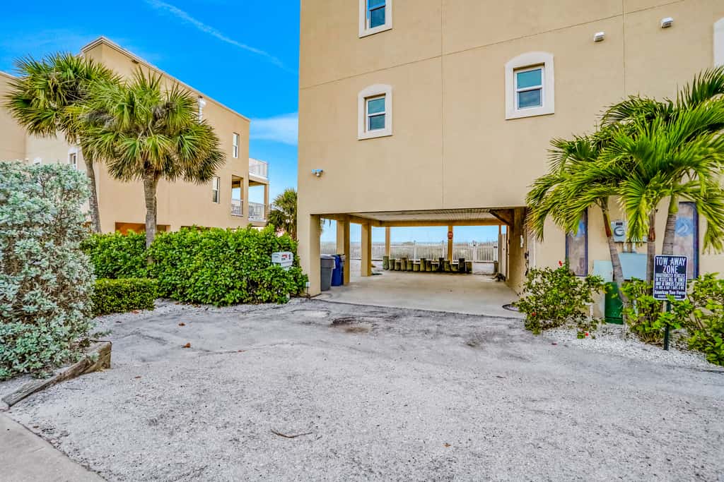 Charming Gulf front condo w/ balcony full kitchen central AC and WD