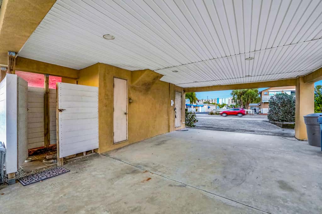 Charming Gulf front condo w/ balcony full kitchen central AC and WD