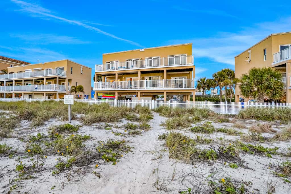 Charming Gulf front condo w/ balcony full kitchen central AC and WD